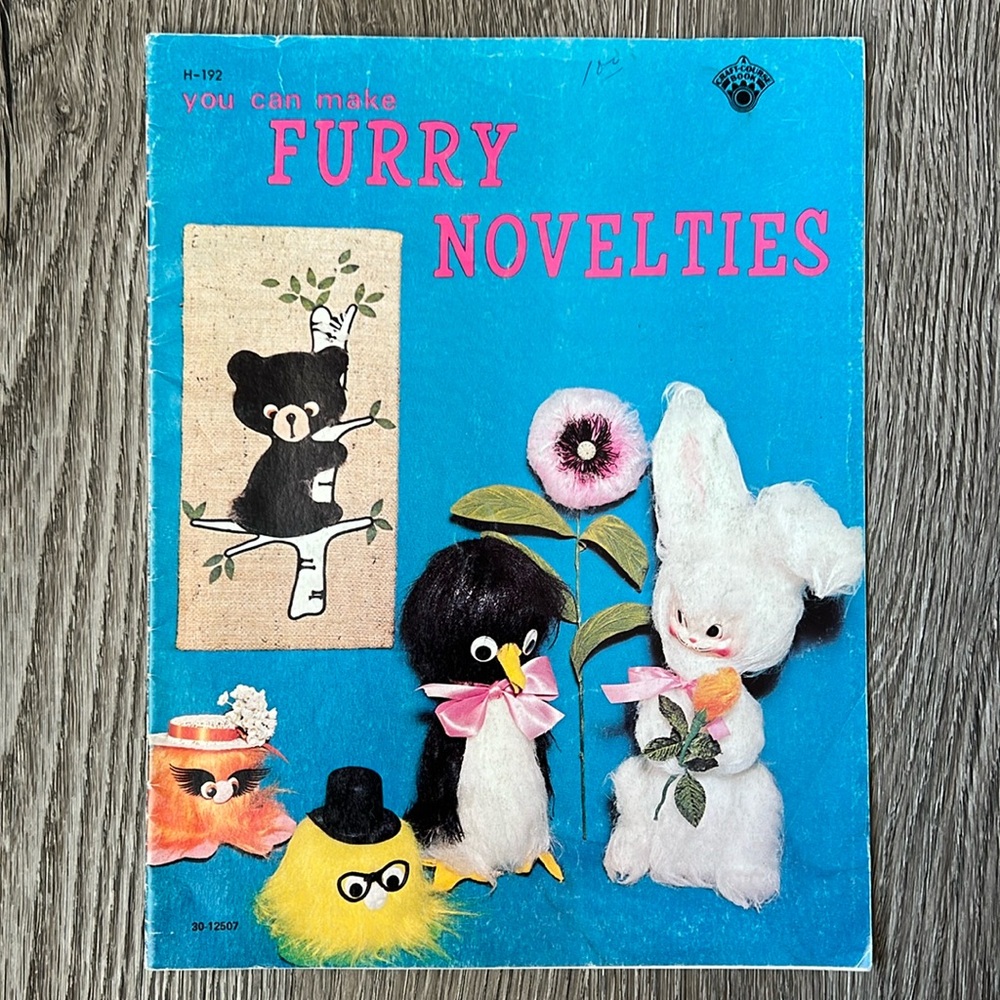 ♻️3/$21♻️ VINTAGE 70’s craft pattern book/magazine YOU CAN MAKE FURRY NOVELTIES